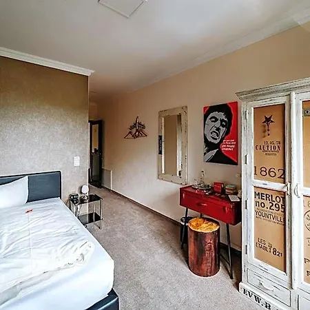 Robrooks Garni Hotel